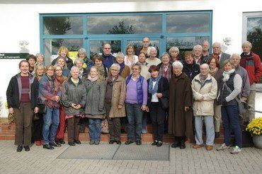 Gruppe Menschen vor Gebäude, "Kantorei 2013".